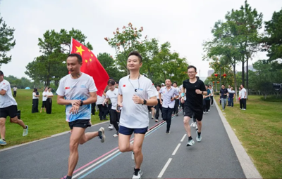 同心筑梦 共庆华诞丨中节能永利yl23455第四届“欢乐迎国庆 环湖健步走”活力开启
